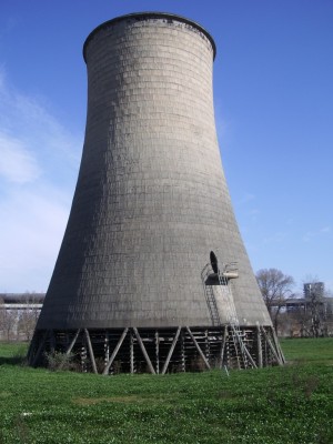La torre di raffreddamento dell’ex stabilimento Michelin.
Fotografia © Comitato Parco Dora, marzo 2007.
