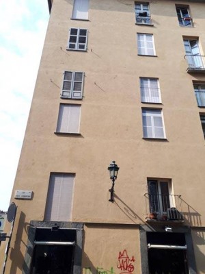 Finestre dipinte a trompe l'oeil in via Luigi des Ambrois angolo piazza Carlo Emanuele II