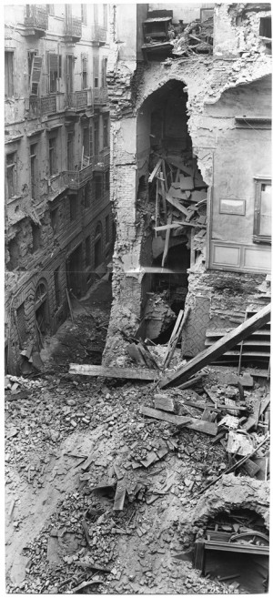 Via Santa Teresa n. 20 angolo Via San Tommaso. Effetti prodotti dai bombardamenti dell'incursione aerea del 9 dicembre 1942. UPA 3051_9F02_58. © Archivio Storico della Città di Torino
