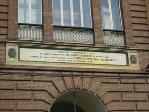 Lapide dedicata al proclama della Prima guerra di indipendenza italiana. Fotografia di Elena Francisetti, 2010. © MuseoTorino.