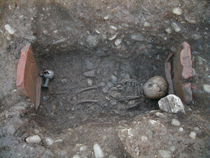 Sepoltura a inumazione di un bambino, con il corredo funerario ancora in posto, © Soprintendenza per i Beni Archeologici del Piemonte e del Museo Antichità Egizie.