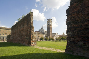 Scorcio del Duomo attraverso i resti delle mura romane. Fotografia di Marco Saroldi, 2010. © MuseoTorino.
