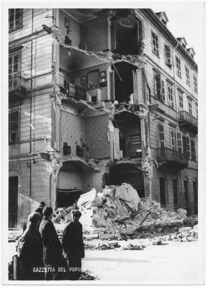 Via Passalacqua ang. Via Filippo Juvarra. Edificio colpito in pieno nell'angolo da bomba dirompente […]. Effetti prodotti dai bombardamenti dell'incursione aerea del 20-21 novembre 1942. UPA 1782_9B01-18. © Archivio Storico della Città di Torino