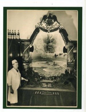 Il pasticcere Giovanni Pasté con il gigantesco uovo di cioccolato ordinato da Benito Mussolini per celebrare la trasvolata atlantica della flotta degli idrovolanti di Italo Balbo, i “Sorci Verdi”,  in volo su Rio de Janeiro (Archivio privato di Michele Frasca)