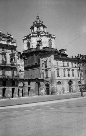 Palazzo bombardato in piazza Castello. Fotografia senza data ma post 1943