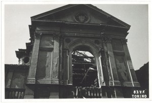 Via del Carmine 3, Chiesa Madonna del Carmine. Effetti prodotti dai bombardamenti dell'incursione aerea dell'8 agosto 1943. UPA 3819_9E02-30. © Archivio Storico della Città di Torino/Archivio Storico Vigili del Fuoco