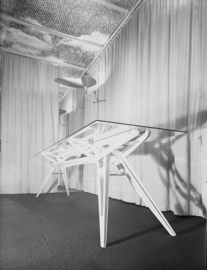 Carlo Mollino, Tavolo a vertebre realizzato da Apelli e Varesio, 1949, fotografia di Riccardo Moncalvo (Archivio Mollino, Biblioteca di Architettura, Politecnico di Torino)