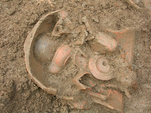 Particolare del vaso con le lucerne al momento del rinvenimento, © Soprintendenza per i Beni Archeologici del Piemonte e del Museo Antichità Egizie