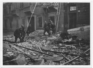 Via Goffredo Casalis ang. Via Duchessa Jolanda. Effetti prodotti dai bombardamenti dell'incursione aerea del 20-21 novembre 1942. UPA 2008_9B04-34. © Archivio Storico della Città di Torino