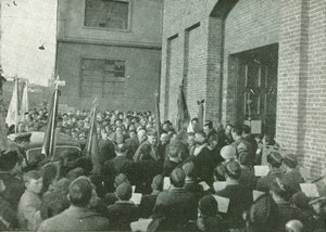 Il cardinale Maurilio Fossati apre al culto il salone-chiesa provvisorio il 26 novembre 1950. © Archivio parrocchiale