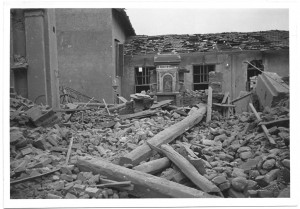 Via Passo Buole 74, Parrocchia del Lingotto. Effetti prodotti dai bombardamenti dell'incursione aerea del 4 giugno 1944. UPA 4618_9F01-03. © Archivio Storico della Città di Torino/Archivio Storico Vigili del Fuoco