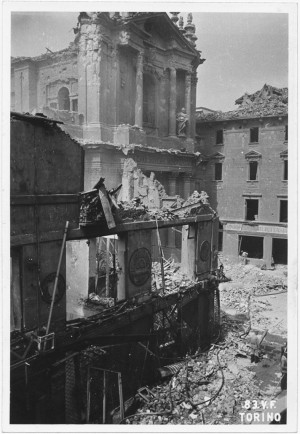 Via Santa Teresa, Chiesa di Santa Teresa. Effetti prodotti dai bombardamenti dell'incursione aerea del 13 luglio 1943. UPA 3613_9D06-58. © Archivio Storico della Città di Torino/Archivio Storico Vigili del Fuoco