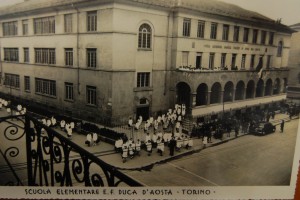 Scuola elementare Emanuele Filiberto Duca d’Aosta. Ingresso degli alunni.
