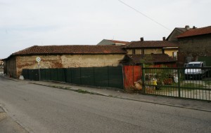 Muro perimetrale nord delle cascine Ranotte. Fotografia di Edoardo Vigo, 2012.