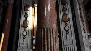 Marmi policromi della chiesa di San Lorenzo. Fotografia di Paolo Mussat Sartor e Paolo Pellion di Persano, 2010. © MuseoTorino