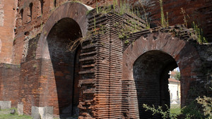 Particolare della Porta Palatina (4). Fotografia di Plinio Martelli, 2010. © MuseoTorino.
