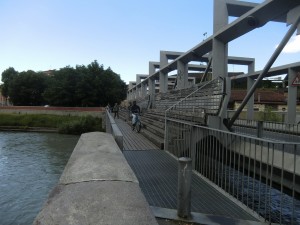 Ponte Carpanini. La gradinata in legno, che si protende verso il fiume, offre la possibilità di godere di un suggestivo panorama. Fotografia L&M, 2011.