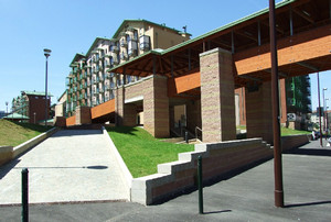 L’accesso pedonale da corso Gamba ai blocchi edilizi che compongono il comprensorio Valdocco.
Fotografia del Comitato Parco Dora, 2008.