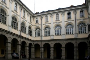 La corte loggiata dell’ex caserma Chiaffredo Bergia. Fotografia di Enrico Lusso per Museo Torino, 2011.