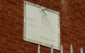 Orologio solare, palazzina in via Val della Torre, 82