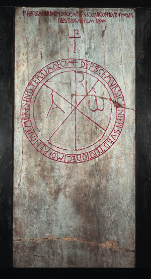 Lapide funeraria del vescovo Ursicino (562-609/610) affissa all’interno del Duomo. © Museo Diocesano di Torino / Soprintendenza per i Beni  Archeologici del Piemonte