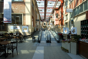 Eataly, spazio dedicato alla caffetteria, gelateria e pasticceria. Fotografia di Bruna Biamino, 2010. © MuseoTorino