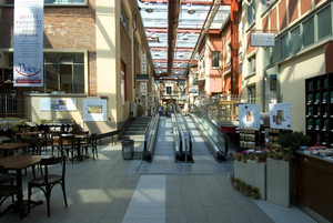 Eataly, spazio dedicato alla caffetteria, gelateria e pasticceria. Fotografia di Bruna Biamino, 2010. © MuseoTorino