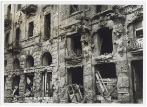 Piazza Carlo Ignazio Giulio. Effetti prodotti dai bombardamenti dell'incursione aerea del 20-21 novembre 1942. UPA 1741D_9A06-51. © Archivio Storico della Città di Torino