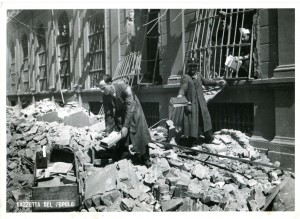 Biblioteca civica Centrale dopo il bombardamento, salvataggio dei libri superstiti, 1943. Biblioteca civica Centrale © Biblioteche civiche torinesi