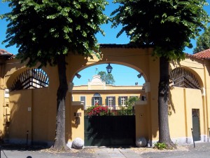 L'ingresso della villa. Fotografia L&M, 2011. 
