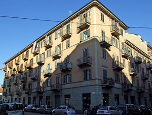 L’edificio di via Ascoli e il caseggiato adiacente su via Capua; vista dall’angolo tra via Capua e via Ascoli. Fotografia del Comitato Parco Dora, 2010.