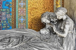 22 AIII Edoardo Rubino (1871-1954) scultore e Giulio Casanova (1865-1971) mosaici, Tomba Porcheddu, 1912 (Arcata 51); firmata e datata “ED.RUBINO 1912”. Fotografia di Roberto Cortese, 2018