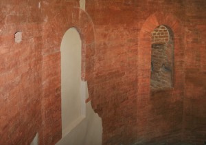 Tracce delle originarie aperture all’interno della torre che chiudeva lateralmente la porta. Fotografia di Enrico Lusso, 2010