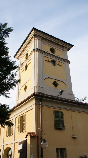 Torre colombaia della cascina Giajone vista da via Guido Reni. Fotografia di Edoardo Vigo, 2012.