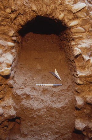 Un tratto della fognatura rinvenuta in via Cesare Battisti, con il riempimento accumulato in seguito alla mancata manutenzione, © Soprintendenza per i Beni Archeologici del Piemonte e del Museo Antichità Egizie.