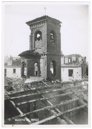 Vicolo di Santa Maria, “Vicolo e Chiesa di Santa Maria di Piazza. Incursione […] Tetto devastato, diverse lesioni alla cupola [...]”. Effetti prodotti dall'incursione aerea del 20-21 novembre 1942. UPA 1774_9B01-13. © Archivio Storico della Città di Torino