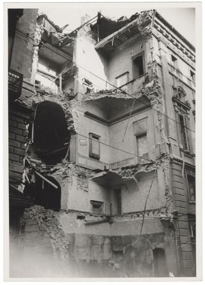 Via Santa Teresa angolo Via dei Mercanti n. 20. Effetti prodotti dai bombardamenti dell'incursione aerea del 9 dicembre 1942. UPA 3053_9D03-12. © Archivio Storico della Città di Torino
