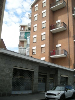 Edificio ad uso abitativo e commerciale in via Aosta 25