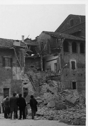 Crollo del campanile della chiesa durante il terremoto del 1980. © EUT 10