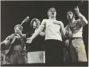 Pino Ruga, Piera Cravignani, Lia Scutari e Gipo Farassino  alla rappresentazione di «Militari, borghesi e ragazze» al Teatro Gobetti.