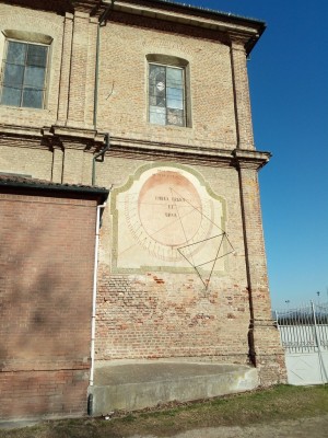 Orologio solare, Stupinigi, Chiesa Della  Visitazione. Fotografia del 2020.