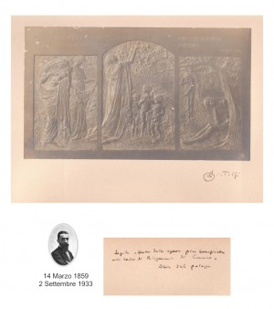 Leonardo Bistolfi, ‘Lapide offerta dalle Opere Pie benificate alla Cassa di Risparmio di Cuneo. Atrio del Palazzo’ (1905). Fotografia (autografata dallo scultore) di Corrado Ricci (1858 - 1934), stampa di P. Carlevaris, Torino. © MuseoTorino