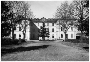 Ospedale Amedeo di Savoia. La Palazzina della direzione e degli uffici amministrativi vista dall’interno del complesso ospedaliero, 1930. Archivio Storico Relazioni Esterne ASL TO1.