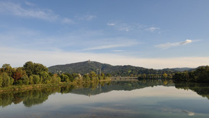 Vista del fiume Po dal ponte di Lungo Stura Lanzo. Sullo sfondo la collina di Torino con Superga (2). Fotografia di Patrizia Mussa, 2010. © MuseoTorino.