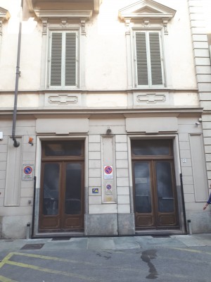 Porte dipinte a trompe l'oeil in via della Rocca, 24a