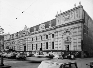 Piazza Carlo Alberto con parcheggi auto e Biblioteca Nazionale, 1966 © Archivio Storico della Città di Torino (FT 11B04_058)