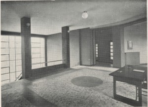 Vista dell’atrio d’ingresso dell’ex Gruppo rionale “Amos Maramotti” oggi Istituto Santorre di Santarosa (da «Costruire», 1936).