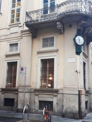 Trompe l'oeil in via Cavour angolo via Lagrange. Palazzo Cavour