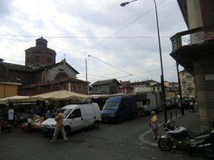 Mercato di piazza Vittoria. Sullo sfondo, la chiesa di Nostra Signora della Salute. Fotografia L&M, 2011