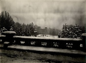 PARCO DEL VALENTINO, LA FONTANA DEI MESI SOTTO LA NEVE VISTA DA SUD, SULLO SFONDO LA ROCCA DEL BORGO MEDIEVALE. Fondazione Torino Musei, Archivio Fotografico, Fondo Mario Gabinio. © Fondazione Torino Musei